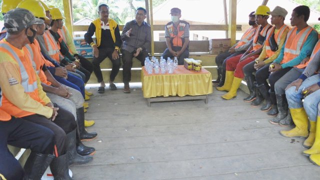 Anggota Komisi V DPR RI Muhammad Fauzi meninjau pengerjaan pembersihan drainase di Kecamatan Angkona, Luwu Timur, pada Senin (28/2/2022). (Foto: ABATANEWS/Imam) 