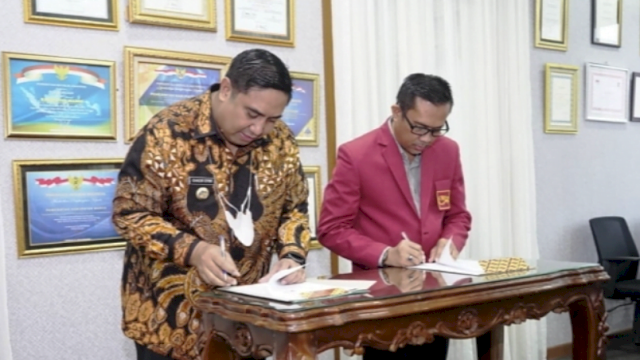 Bupati Maros dan Rektor IBK Nitro Makassar melakukan penandatanganan MoU, Jumat (21/1/2022). (Foto: Abatanews/Wahyuddin)