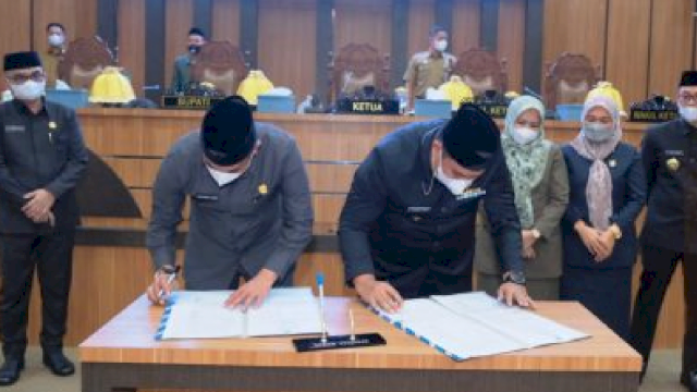 Bupati Maros dan Ketua DPRD Maros menandatangani pengasahan dua Ranperda, di DPRD Maros, Rabu (24/1/2022). (Foto:Abatanews/Wahyuddin)