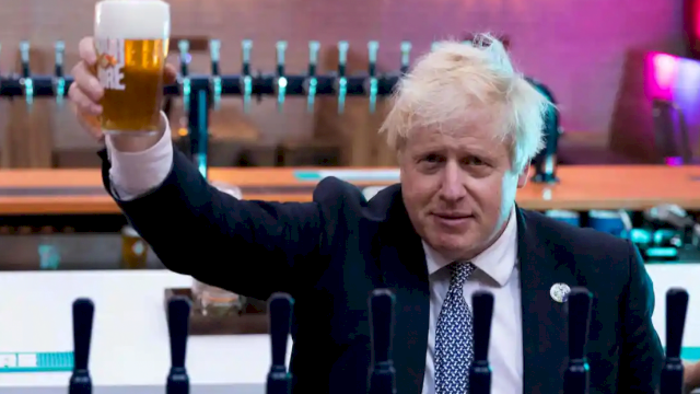 Boris Johnson memegang segelas bir saat kunjungan ke Fourpure Brewery di Bermondsey, London pada tahun 2021. (Foto: Dan Kitwood/AFP/Getty Images)