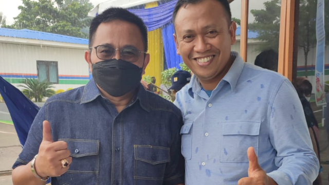 Bupati Takalar Syamsari Kitta berfoto bersama Anggota Komisi V DPR RI Muhammad Fauzi. (Foto: Abatanews/Imam)