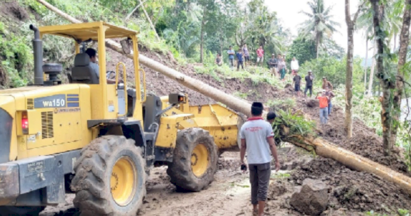 Dua Rumah Rusak Akibat Longsor di Sinjai, Pemprov Sulsel Salurkan Bantuan