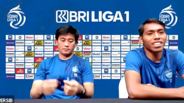 Pelatih Fisik Persib Bandung, Yaya Sunarya (kiri) didampingi Pemain Persib, Frets Buruan (kanan) saat sesi pre match press converence secara virtual, Selasa (1/2/2022) jelang menghadapi PSM Makassar, Rabu (2/2/2022) (foto: Abatanews/ Wahyu Susanto).