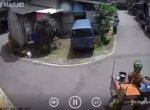 Viral Pedagang Bakso Jatuh dari Motor, CCTV Rekam Hal yang Tidak Biasa 