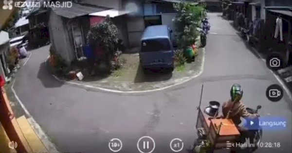 Viral Pedagang Bakso Jatuh dari Motor, CCTV Rekam Hal yang Tidak Biasa 