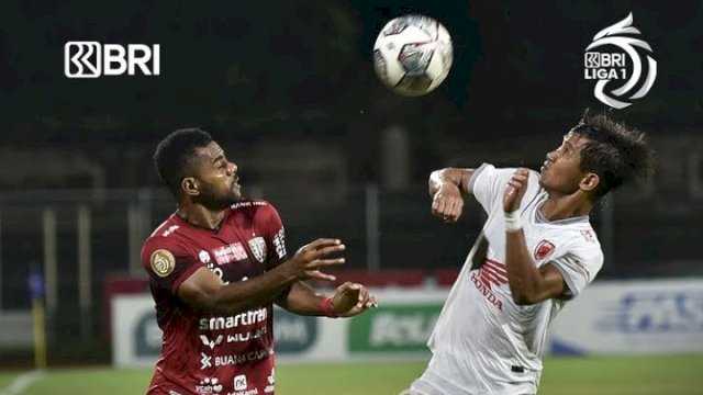 Perebutan bola dengan menggunakan kepala antara winger Bali United, Yabes Roni, dan bek PSM Makassar, Abdul Rachman dalam laga pekan 23 Liga 1 2021-2022 di Gelora Ngurah Rai Bali, Senin (7/2/2022). (foto: ig Liga I)