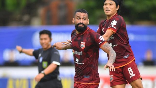 Pemain Borneo FC saat tampil menghadapi Persikabo 1972 beberapa waktu lalu. (foto: PT LIB)