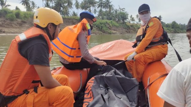 Tim SAR Gabungan saat melakukan pencarian terhadap korban tenggelam di Sungai Walannae, Kamis (10/2/2022). (foto: SAR Unhas)