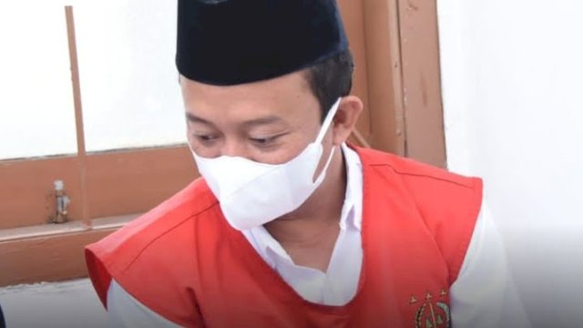 Terdakwa kasus pemerkosaan 13 santri di Bandung, Jawa barat, saat menghadiri sidang dan hakim telah memberinya vonis seumur hidup penjara, Selasa (15/2/2022) (foto: istimewa) 