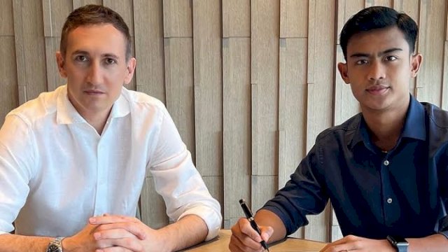 Dusan Bogdanovic dampingi Pratama Arhan saat menandatangani kontrak dengan klub Liga 2 Jepang, Tokyo Verdy, Rabu (16/2/2022). (foto: Ig @dusan.ph)