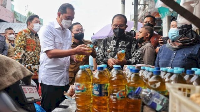 Walikota Makassar, Moh Ramdhan Pomanto bersama Mendag, Muhammad Lutfi saat kunjungi pasar tradisional di Makassar untuk mengecek ketersediaan bahan pokok utamanya minyak goreng, Kamis (17/2/2022). (foto: Istimewa)