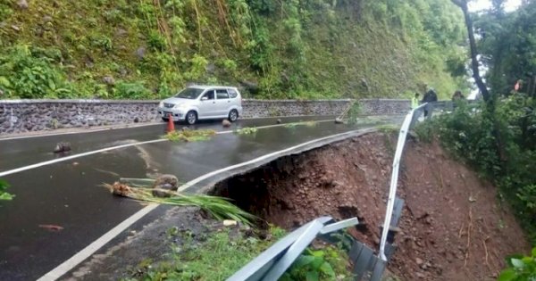 Cuaca Ekstrem Melanda Sulsel, Jalan Poros Malino Alami Longsor 