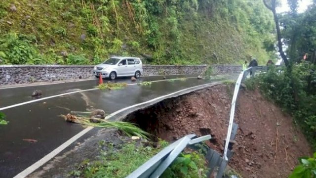 Penampakan tanah longsor di jalan poros menuju lokasi wisata Malino, Kabupaten Gowa, Sulsel, Senin (21/2/2022). (foto: Istimewa)