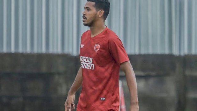 Pose pemain PSM Makassar, Hasyim Kipuw saat mengikuti sesi latihan dengan tim beberapa waktu lalu. (foto: dokumentasi Kipuw)