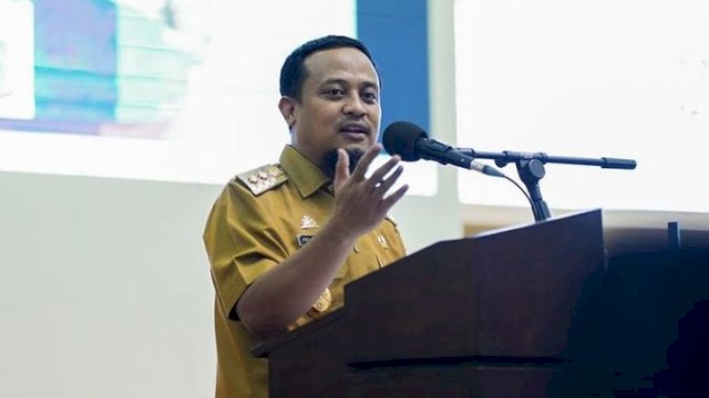 Plt Gubernur Sulsel, Andi Sudirman Sulaiman saat Rapat dilaksanakan bersama Forkopimda Sulsel dengan para bupati/wali kota di Ruang Rapat Pimpinan Kantor Gubernur Sulsel, Selasa, (22/2/2022). (foto: Humas Pemprov Sulsel)