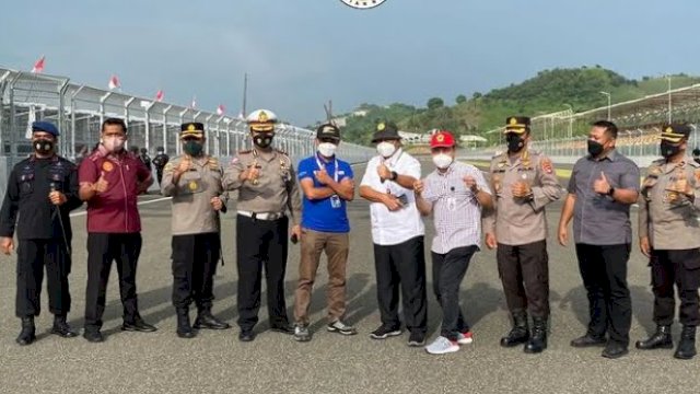 Tim Komisi Kepolisian Nasional (Kompolnas) meninjau kesiapan dan pengamanan Sirkuit Mandalika, jelang perhelatan MotoGP Maret 2022 mendatang. (foto: Ig Kompolnas) 