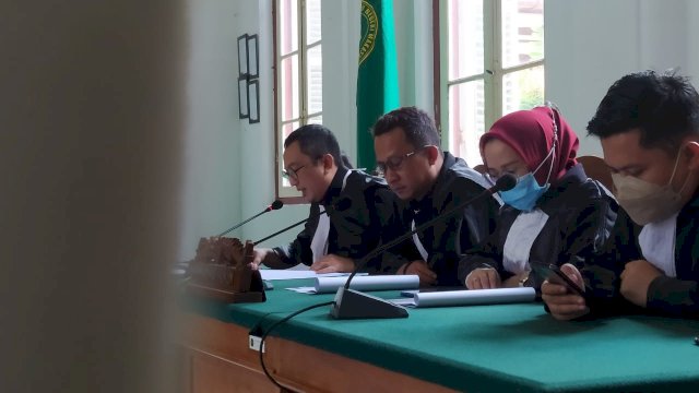 Sidang pembacaan eksepsi kasus dugaan korupsi RS Batua Makassar di PN Makassar, Senin (7/2/2022). (Foto: Abatanews/Wahyuddin)