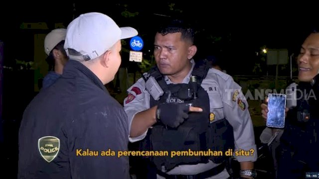 Aipda Ambarita saat meminta warga menunjukkan identitasnya. (Tangkapan layar YouTube) 