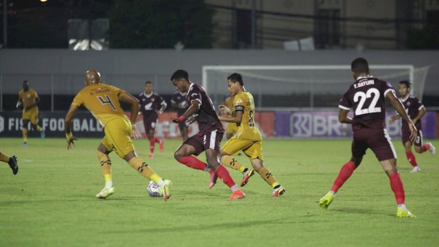 Skuad PSM Makassar saat menahan imbang Bhayangkara FC dalam lanjutan Liga 1 2021-2022 pekan 27 di Stadion Kompyang Sujana, Bali, Jumat (25/2/2022). (foto: Official PSM Makassar).