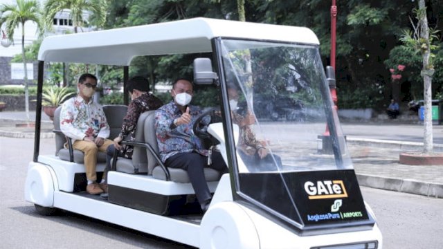 Fakultas Teknik UGM telah menyerahkan satu dari tujuh unit kendaraan yang akan diproduksi kepada PT. Angkasa Pura I, pada Jumat (4/3/2022) lalu di Balairung UGM. (Dok UGM) 