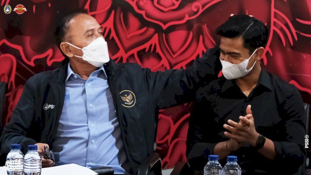 Ketum PSSI Moch Iriawan memberi wejangan kepada Pratama Arhan sebelum bertolak ke Jepang bermain bersama Tokyo Verdy. (Foto: PSSI) 