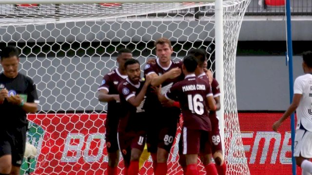 Selebrasi pemain PSM Makassar usai mencetak gol ke gawang PSIS Semarang dalam lanjutan pekan ke-28 Liga 1, di Stadion I Wayan Dipta, Bali, pada Ahad (6/3/2022). (Foto: BRI Liga 1) 