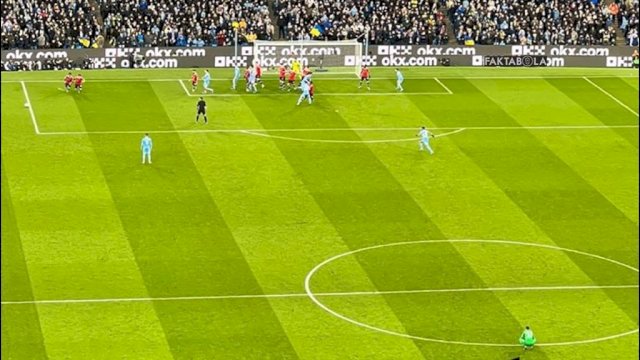 Kiper Man City duduk di tengah lapangan saat timnya berhasil mengalahkan Manchester United dengan skor 4-1, pada Senin (7/3/2022) dini hari. (Sumber: Twitter Said Didu) 