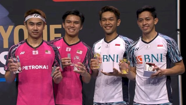 Goh Sze Fei/Nur Izzuddin dan Fajar Alfian/Muh Rian Ardianto usai berlaga di partai final Swiss Open 2022. Fajar/Rian sukses keluar sebagai juara. (Tangkapan layar SPOTV) 