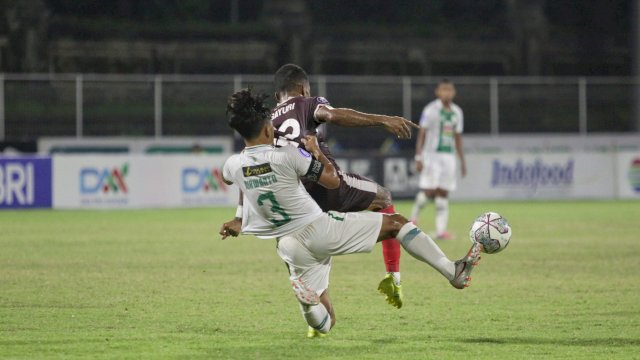 Duel PSM Makassar versus PSS Sleman di pekan 28 Liga 1 2021-2022 yang berakhir imbang 0-0 di Gelora Ngurah Rai, Bali, Selasa (1/3/2022). (foto: official PSM Makassar)