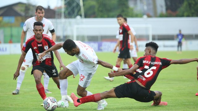 Pemain PSM Makassar, Yakob Sayuri dihadang dua pemain Persipura Jayapura dalam duel pekan 30 Liga 1 2021-2022 di Stadion Kompyang Sujana, Kamis (10/3/2022). (Official PSM Makassar)