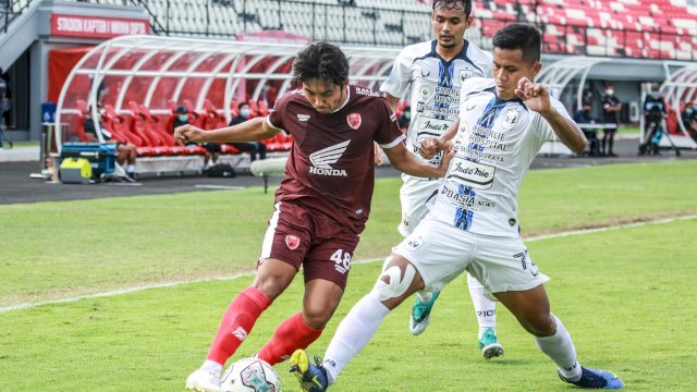 Gelandang PSM Makassar, M Arfan dipepet sejumlah pemain PSIS Semarang dalam duel pekan 28 Liga 1 2021-2022, Minggu (6/3/2022). (Official PSM)