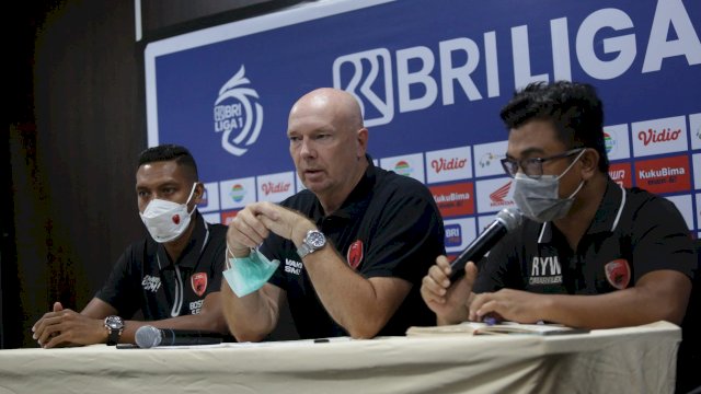 Pelatih PSM Makassar, Joop Gall (tengah) saat mengikuti official statement jelang menghadapi PSS Sleman di pekan 28 Liga 1 2021-2022. (foto: Official PSM Makassar)