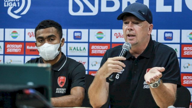 Pelatih PSM Makassar, Joop Gall didampingi Yakob Sayuri saat menghadiri Official Statement secara virtual, Rabu (9/3/2022) jelang menghadapi Persipura Jayapura, Kamis (10/3/2022). (Official PSM Makassar)