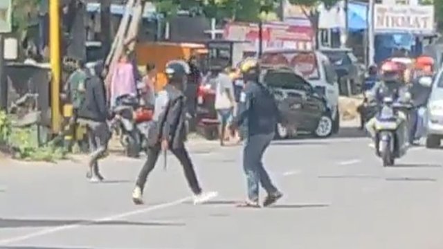 Tangkapan layar kamera CCTV penyerangan dan perusakan pos polisi di Kabupaten Sinjai, pada Ahad (21/2/2022).(Istimewa) 