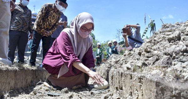 Bupati Indah Letakkan Batu Pertama Pembangunan Masjid Nurul Muttaqin