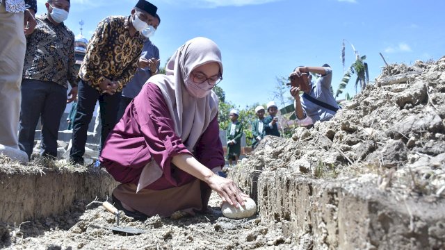 Bupati Luwu Utara, Indah Putri Indriani meletakkan batu pertama pembangunan Masjid Nurul Muttaqin di dusun Landongi, Desa Tandung, Kecamatan Malangke, pada Senin (28/2/2022). (Foto: ABATANEWS/Imam)