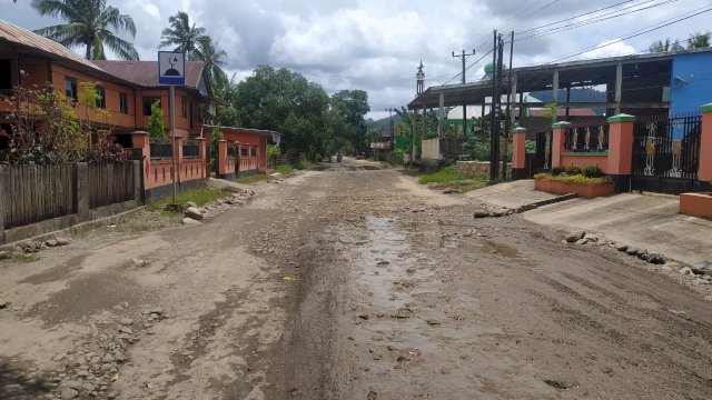 Kondisi ruas Pekkae - Takkalalla antara Kabupaten Barru dan Kabupaten Soppeng yang akan dilakukan pembenahan dengan kucuran anggaran dari Pemprov Sulsel sebesar Rp41,9 M. (foto: abatanews/Imam Adzka)