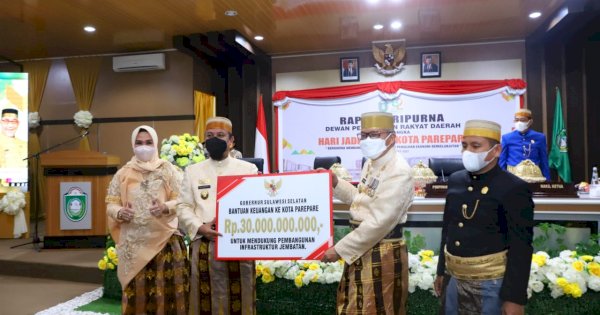 Plt Gubernur Sulsel Serahkan Bantuan Keuangan Rp 30 Miliar ke Taufan Pawe