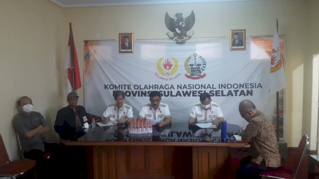 KONI Provinsi Sulawesi Selatan secara resmi menetapkan 2 calon Ketua Umum KONI melalui tim penjaringan yang dibentuk induk organisasi cabang olahraga. Penetapan ini dilaksanakan di diruang rapat kantor Koni Sulsel Jl Sultan Hasanuddin, Makassar, Rabu (2/3/2022). (foto: abatanews/Wahyu Susanto)