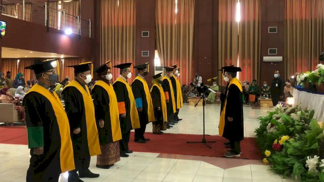 UIN Alauddin secara resmi menggelar pengukuhan kepada 9 dosen sebagai Guru Besar yang berlangsung di Gedung Auditorium UIN Alauddin Kampus II pada Rabu, (2/3/2022). (Istimewa)