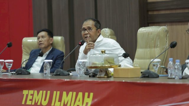 Wali Kota Makassar Moh Ramdhan “Danny” Pomanto turut memeriahkan rangkaian acara Ikatan Alumni Universitas Hasanuddin Makassar pada temu ilmiah nasional yang berlangsung di Aula Prof Dr Baharuddin Lopa Fakultas Hukum Unhas, Kamis (3/3/2022). (Istimewa) 