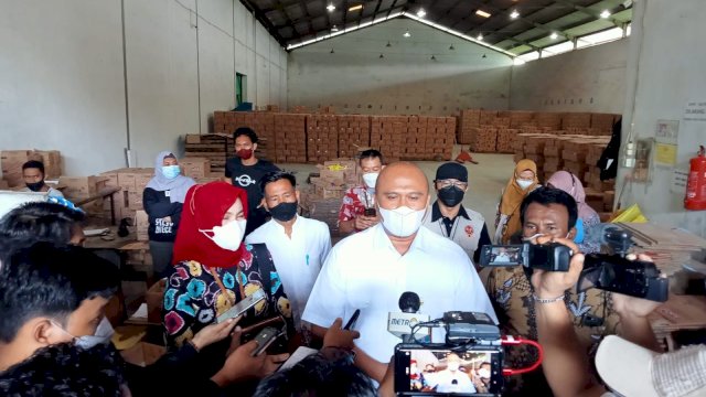 Komisi Pengawas Persaingan Usaha Kantor Wilayah VI Makassar melakukan tinjauan ke gudang PT Bukit Inti Makmur Abadi (PT BIMA) bersama Dinas Perdagangan Provinsi Sulawesi Selatan terkait adanya dugaan distributor beri syarat pembelian minyak. (foto: istimewa)