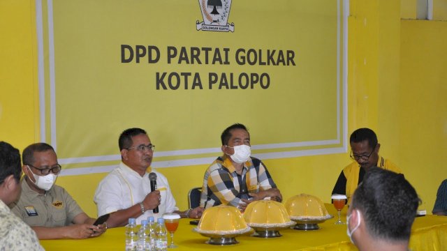 Anggota DPR RI dari Fraksi Partai Golkar Muhammad Fauzi melakukan konsolidasi dengan pengurus DPD Partai Golkar di Luwu Raya. (foto: Dok. Abatanews/Imam Adzka)