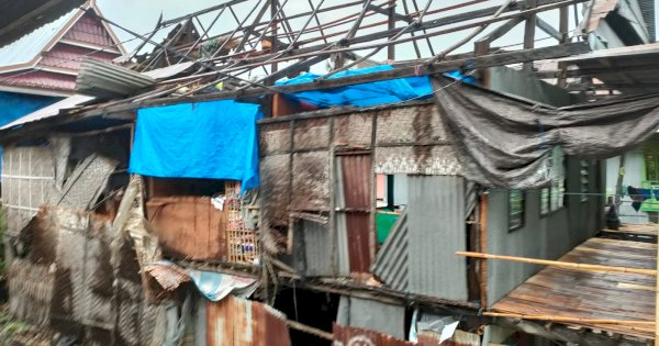 Angin Puting Beliung Rusak Rumah di Jeneponto, Andi Sudirman Kirimkan Bantuan