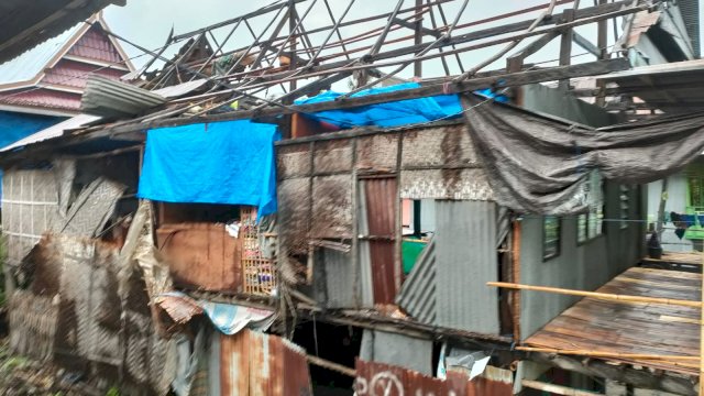 Kondisi rumah warga yang terkena angin puting beliung di wilayah Kassi, Kelurahan Tonrokassi Barat, Kecamatan Tamalate, Kabupaten Jeneponto. (Abatanews/Wahyuddin).