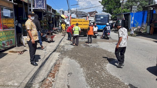 Pemerintah Provinsi Sulsel melalui Dinas PUTR melakukan penanganan rutin di ruas jalan Antang, Kota Makassar, Jumat (11/3/2022). (Abatanews/Azwar)