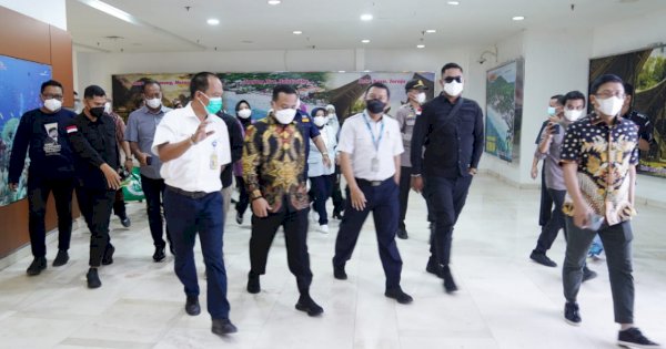 Masyarakat Sambut Kedatangan Gubernur Sulsel di Bandara Sultan Hasanuddin