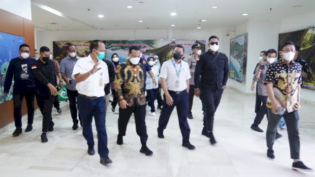 Gubernur Sulsel, Andi Sudirman Sulaiman saat tiba di Bandara Sultan Hasanuddin pasca dilantik Presiden Joko Widodo di Istana Negara. (foto: Abatanews/Imam Adzka).