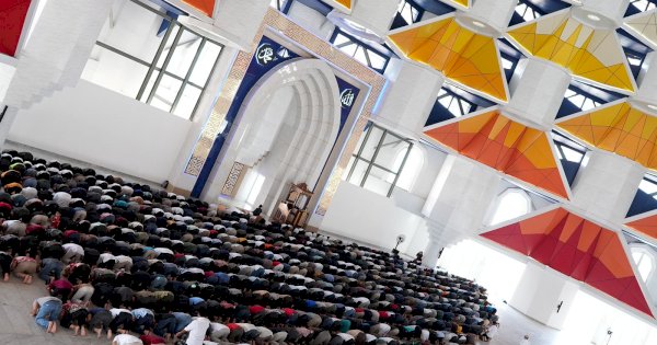 Gubernur Sulsel Salat Ied di Pelataran Masjid 99 Kubah