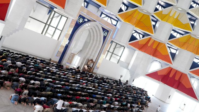 Penampakan Masjid Kubah 99 Asmaul Husna saat dilaksanakan Salat Dhuhur berjamaah untuk pertama kalinya, Sabtu (12/3/2022). (Abatanews/Imam Adzka)